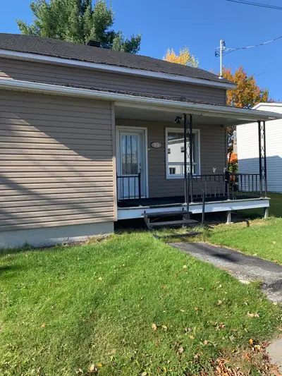 MAISON OU LOGEMENT A LOUER A DISRAELI A DEUX PAS DU LAC AYLMER . CHAUFFAGE ET ÉLECTRICITÉ INCLUS. PR...
