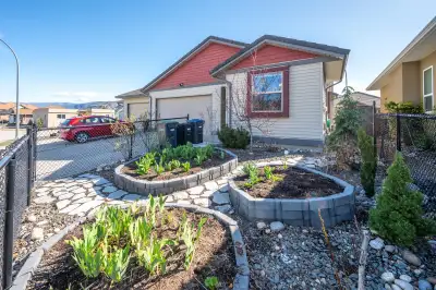 MLS®10342495 6865 Mountainview Dr, Oliver BC $570,000 Impeccably maintained 2-bedroom, 2-bathroom ha...