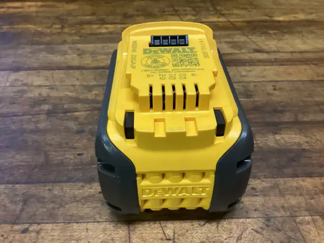 DEWALT 20v MAX/60v MAX FLEXVOLT 6.0 AH BATTERY in Power Tools in Barrie - Image 10