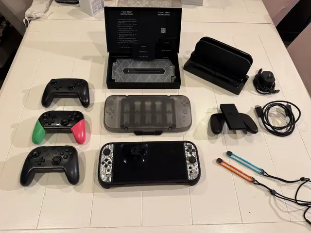 DBrand Nintendo switch with all accessories in Nintendo Switch in City of Montréal - Image 2