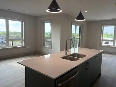 Beautiful Corner Unit 2br+den+2bth