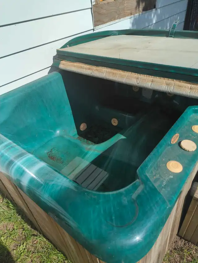 Free  older hot tub need gone works!! in Free Stuff in Muskoka - Image 3