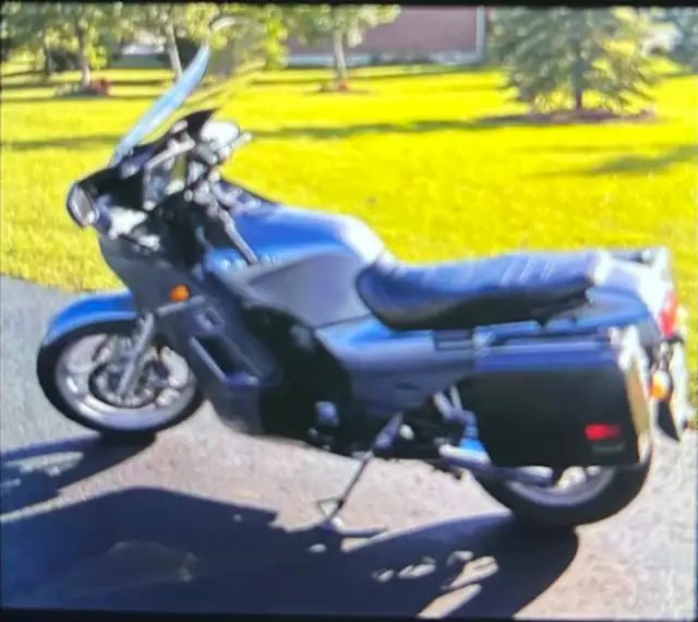 '84 Kawasaki GTR1000 Touring Bike in Touring in Mississauga / Peel Region - Image 6