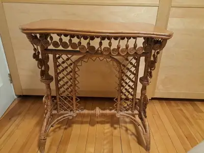 TABLE EN ROTIN TRAVAILLÉ, View more