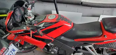 Cbr 125 vraiment comme une neuve aucun problème touts fonctionne comme au jour 1 elle va super mais...
