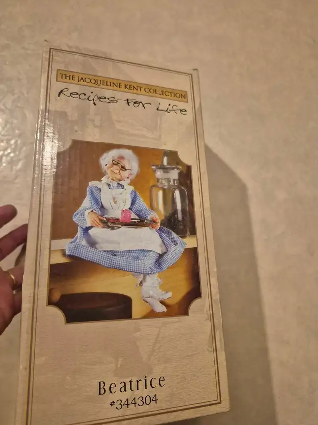 Vintage Collectible Porcelain Doll – Grandma Figure by Giftcraft in Toys & Games in Napanee - Image 3