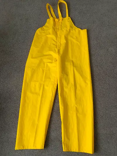 Very good quality rain pants with a bib (men's sz XXL). New white elastic band on the straps. 70 % P...