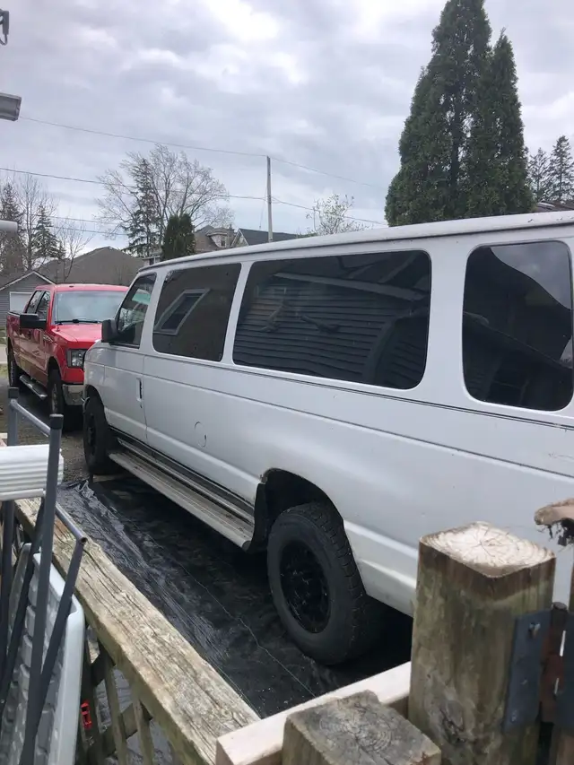 2001 Ford E-Series Window Van519422947183175686