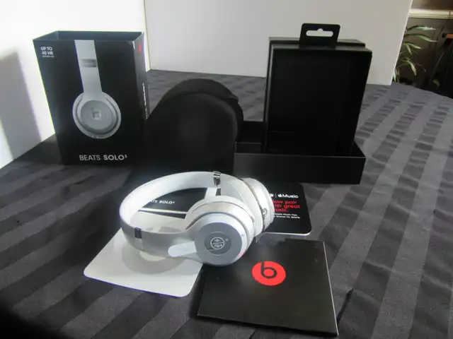 MINT Beats Solo3 Wireless Bluetooth Over-Ear Headphones in Headphones in Brockville - Image 6