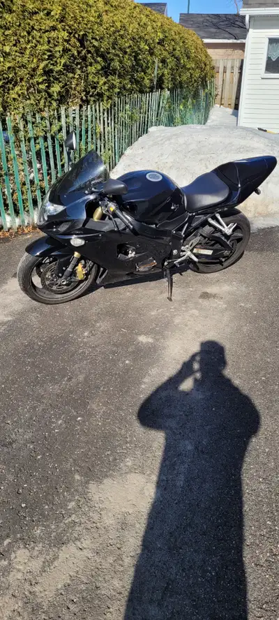 Gsxr 600 2004 en tres bon état roule a merveille un vrai charme a conduire rien a faire dessus batte...