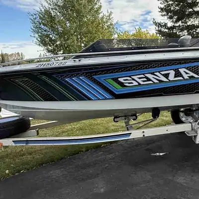 1986 Larson Senza 165 in excellent condition for the year. Still one of the nicer looking boats on t...
