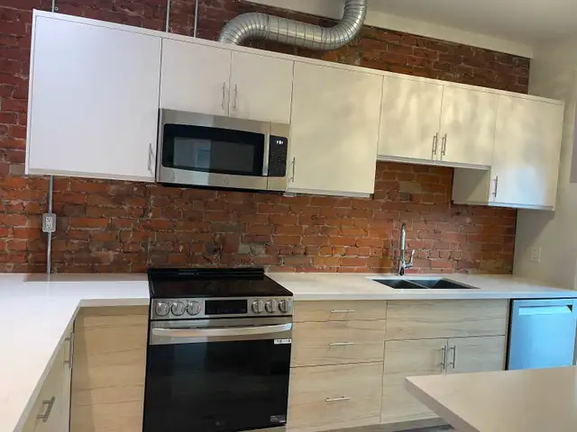 Prime Student Location/6 Bedroom 2 Bath unit/ Available May1sr