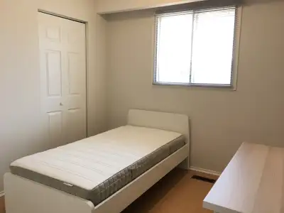 Furnished Room for Rent – Leslie & Finch (Upper Floor)