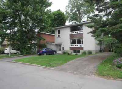 Large Westend apartment on Alpine Avenue. Large 1 bedroom, Faces West, oak kitchen, 4 appliances, fi...