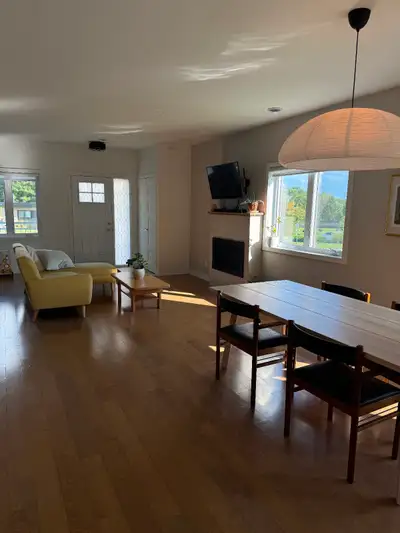 Très grand appartement de rêve sur 2 étages juste à côté de la plage à Waterloo! Disponible le 1er n...