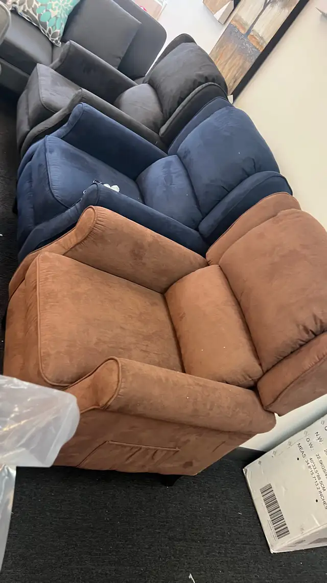 Massage recliner  in Chairs & Recliners in Markham / York Region - Image 11