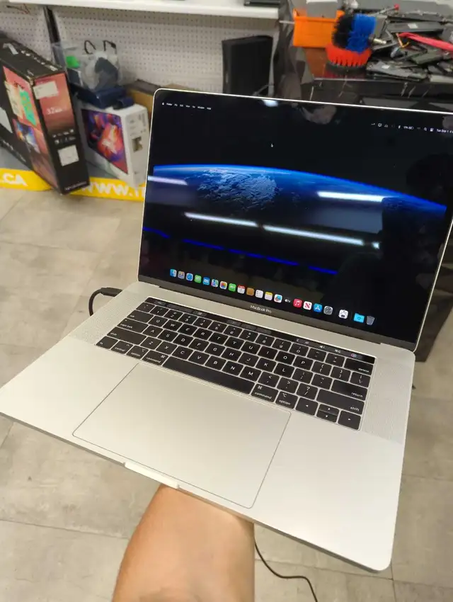 MacBook pro 2017  in Laptops in City of Montréal - Image 3