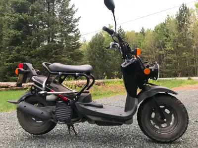 Honda Ruckus 2017. Batterie neuve. Moteur 4 temps 49 cc. Monte jusqu'à 65 km/h. Un peu plus de 10,00...