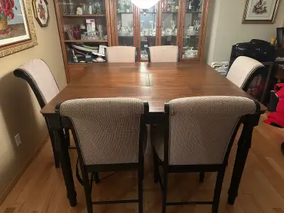 This is a used bar style table, perfect for a kitchen or entertainment area. The set includes the ta...