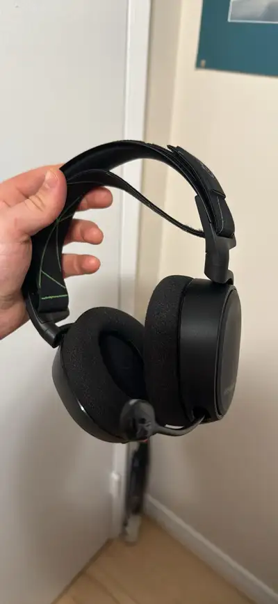 Used Steelseries Arctis 9x gaming headset for sale. Features include steel overhead clamp with adjus...