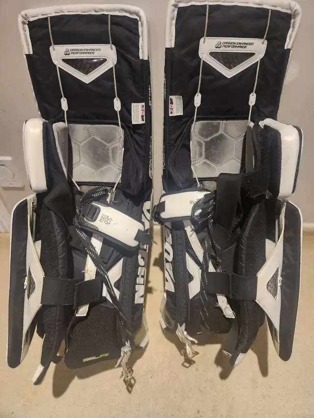35" + 2 Vaughn Ventus SLR Pro Carbon Goalie Leg Pads (Used) in Hockey in Markham / York Region - Image 4