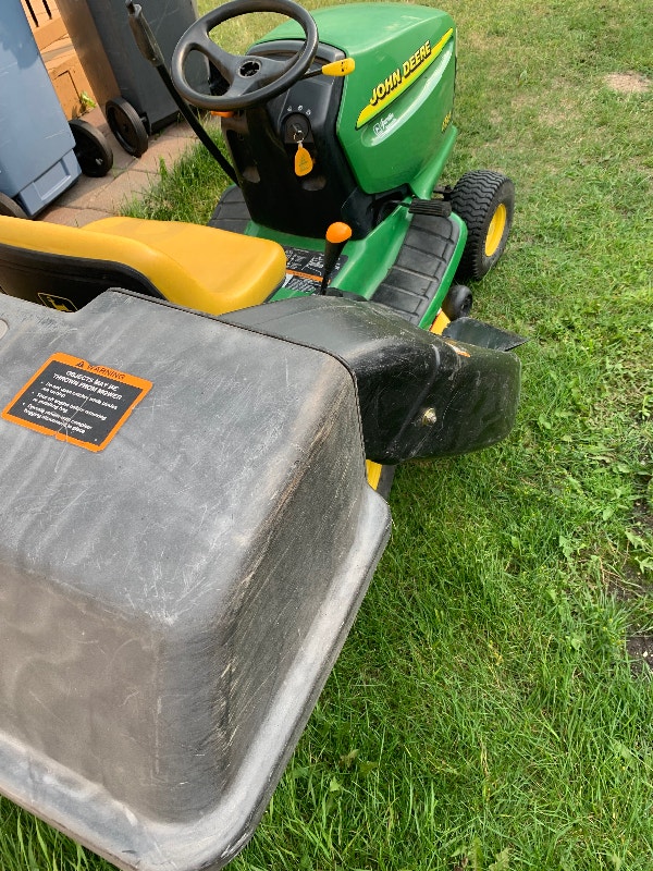 John Deere LT133 riding lawnmower with bagging system Lawnmowers