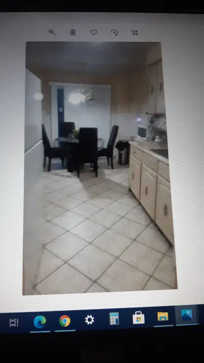 Fully Furnished Private room in a 3 bedroom house . Close to Sheridan College, Shoppers World, all G...