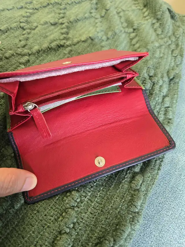 Leather Wallet NEW in Women's - Bags & Wallets in Oakville / Halton Region - Image 5