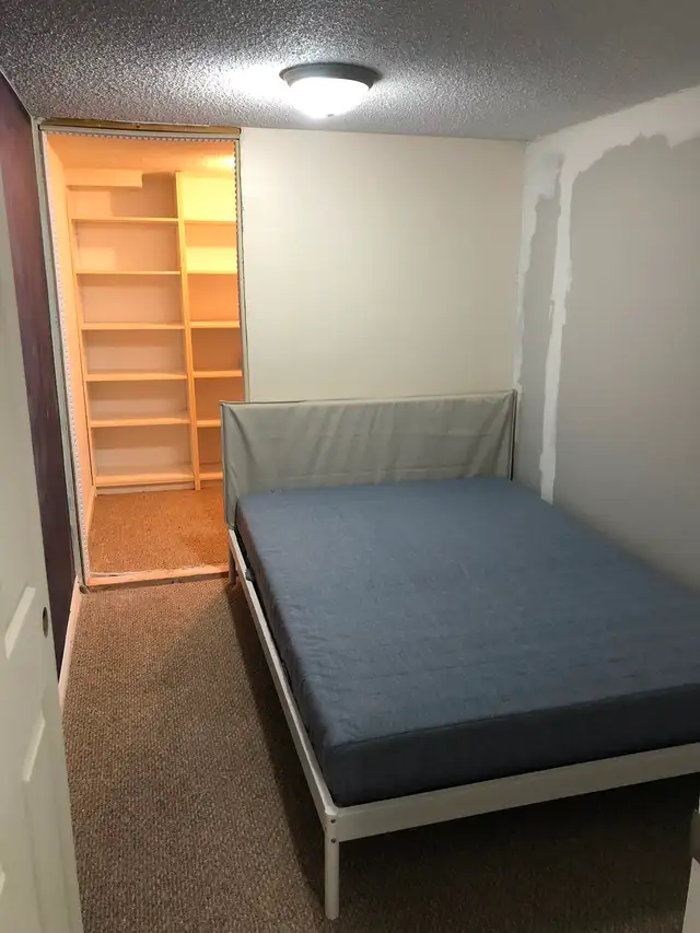 ROOM WITH LARGE CLOSET BATHURST AND STEELES NORTH YORK NEAR BUS