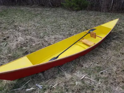 Très beau kayak, extrêmement léger, environ 35 lbs. Bien plus léger que la fibre de verre. Il est éq...