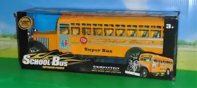 De ma collection...Autobus scolaire flambant neuf dans boîte...Tout plastique...Mesure 10 pouces...B...