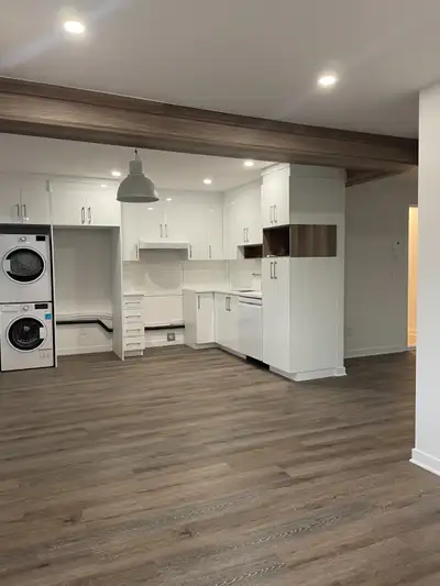 Magnifique 4 ½ entièrement rénové, situé au rez-de-chaussée avec une cours arriere dans le charmant...