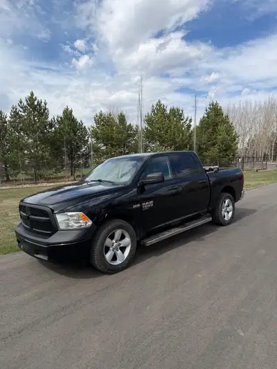 Selling a 2019 ram 1500 crew cab. Runs and drives great full inspected. 138,000km. Rebuilt tittle