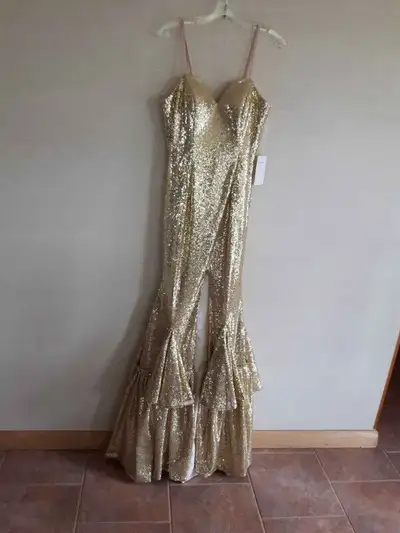 Longues robes Etat Neuf doré séquins et paillettes , grandeur Small. 85$ chaque.