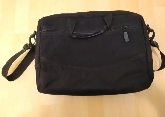 Laptop bag /briefcase, Roots Canada in Laptop Accessories in Oakville / Halton Region - Image 8