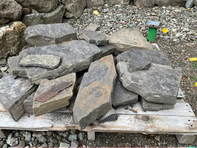 Black flat rocks for landscaping in Plants, Fertilizer & Soil in Kamloops - Image 3
