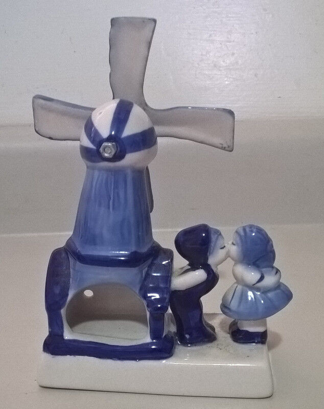 Vintage Delft Blue Holland Handwerk Windmill Boy & Girl Kissing in Arts & Collectibles in Oshawa / Durham Region - Image 2