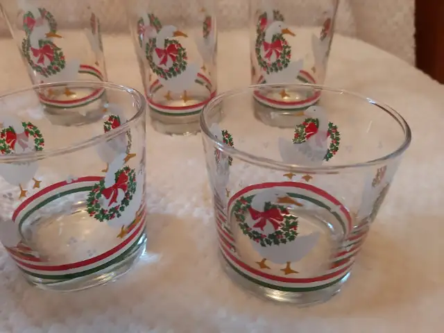 Vintage 1980's Libbey Set of 7 Christmas Goose & Wreath Glasses! in Arts & Collectibles in Saint John - Image 9