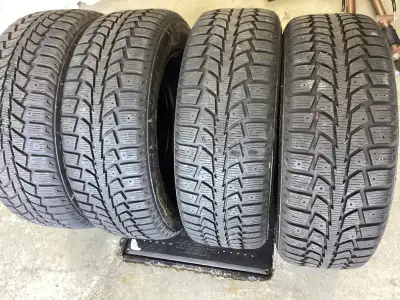 Pneu d’hiver Uniroyal Tiger Paw 215/60 R16 Très peu servie vient déjà installer sur rim balancer Trè...