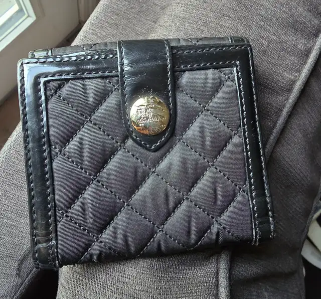 Burberry quilted wallet in Women's - Bags & Wallets in City of Toronto - Image 3