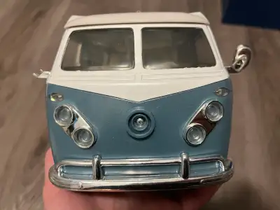 Bratz camper van toy One of the side mirrors is broken as seen in photo otherwise good condition No...