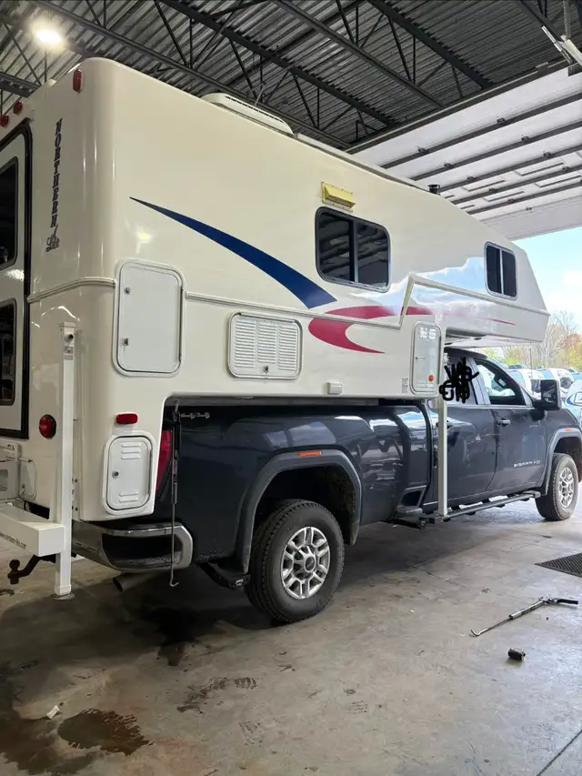 Campeur porté Northern Lite 9.6 Sportsman plus in Travel Trailers & Campers in Granby - Image 3