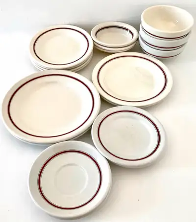 LIRE JUSQU'À LA FIN DU TEXTE. Antiquité 1947-1954) Collection. Vingt-et-une pièce de porcelaine de t...