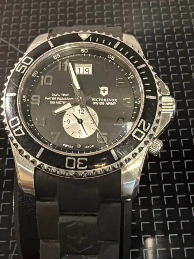 Victorinox Swiss Army Maverick GS Dual Time Men's Watch in Jewellery & Watches in City of Montréal - Image 3