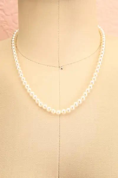 Collier de perles blanches , View more
