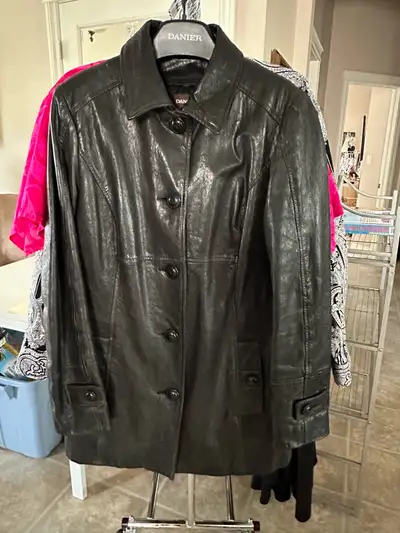 Women’s Danier Italian Leather, Lined Car Coat, Black, size 6-8 US size. Cash and Pickup only; no e-...