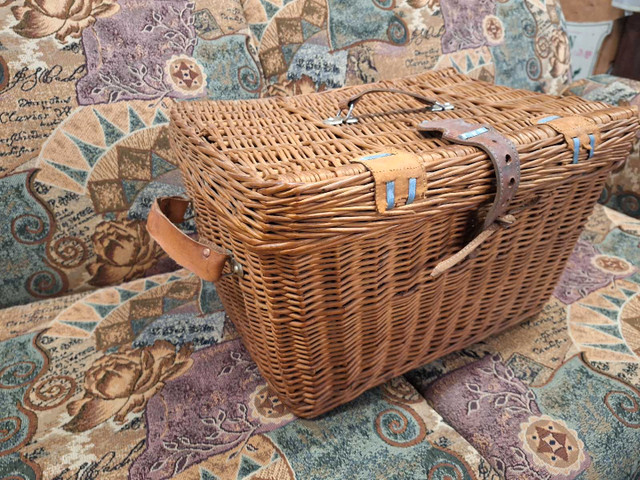 Picnic basket (wicker with leather) in BBQs & Outdoor Cooking in North Bay - Image 3