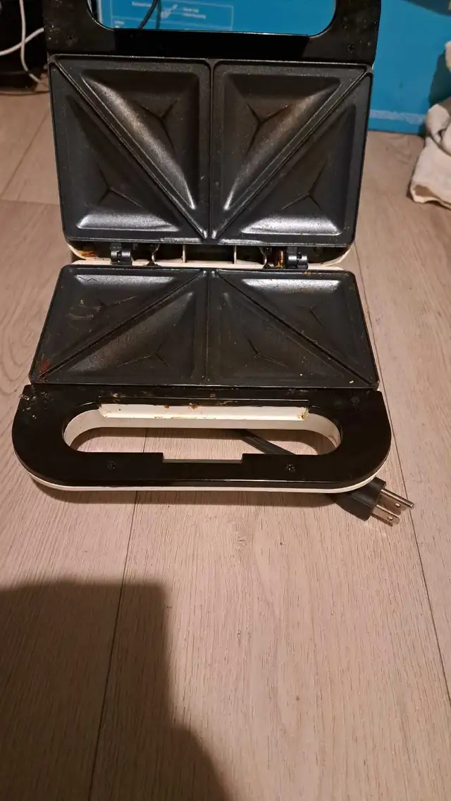 Grilled cheese/Sandwich maker in Microwaves & Cookers in Peterborough - Image 3