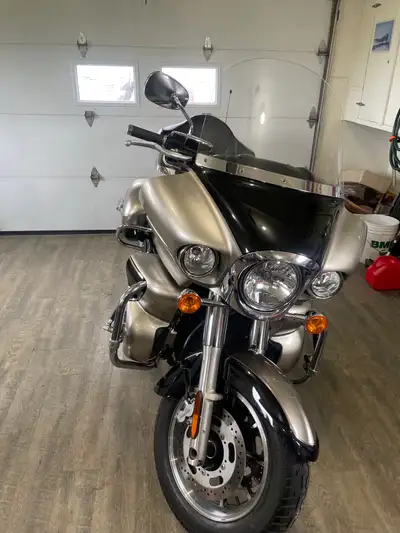 Je vends ma Kawazaki Vulcan Voyager 1700 cc de 2009, une moto de tourisme robuste et fiable, idéale...