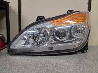 This is a used kenworth t680 headlight. Came out of a truck with 157k km so almost newThe headlight...